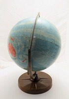 Globe terrestre sophistiqué en métal avec cartes gravées en argent et placage de qualité supérieure pour bureaux de direction haut de gamme