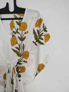 Caftán indio de algodón con estampado floral amarillo, hecho a mano, ligero, para la playa. - Product Image 4