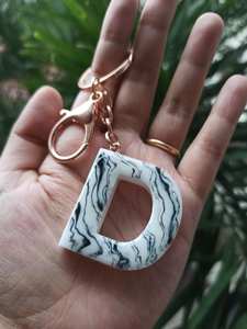 Porte-clés minimaliste en résine fait main avec impression offset, qualité supérieure, léger, pour usage quotidien - Tradebyd - Product Image 2