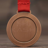 Médaille personnalisable de haute qualité avec ruban rouge, construction en acier durable, gravure étanche pour événements sportifs et compétitions scolaires