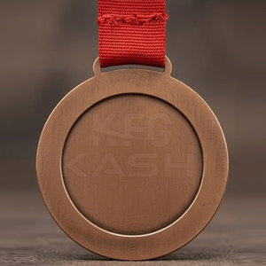 Médaille personnalisable de haute qualité avec ruban rouge, construction en acier durable, gravure étanche pour événements sportifs et compétitions scolaires - Product Image 5