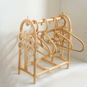 Lindo perchero de ratán para muñecas, tamaño mini, percheros para ropa, juguete de juego imaginativo para niños, esenciales para muñecas - Product Image 5