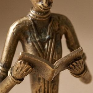 Figurine de Savant Tribal Dhokra en Laiton Sculpté à la Main, Tenant un Livre, pour Bureau d'Étude et Décoration - Product Image 2