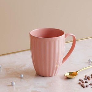 แก้วกาแฟเซรามิกสีชมพูแบบมีลายริ้ว ขายดี ผิวเงา ทนทาน จับถนัดมือ เหมาะสำหรับชา กาแฟ ใช้ในบ้าน สำนักงาน หรือเป็นของขวัญ - Product Image 1