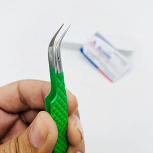 Pince à épiler professionnelle en acier inoxydable massif, courbe en J, avec pointe en fibre à prise diamantée, couleur verte, durable et éco-responsable, pour la vente en gros - Product Image 2