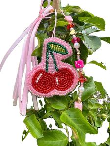 Porte-clés et breloque élégants faits à la main avec broderie perlée, motif cœur coloré, en provenance d'Inde - Product Image 3