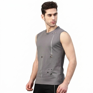 เสื้อกล้ามผู้ชายสีเทา คอกลม สีพื้น ผ้าถัก ระบายอากาศได้ดี ตกแต่งด้วยรู - Product Image 4