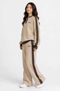 Conjunto Deportivo Oneten Apparel para Mujer, Cuello Henley, Color Beige Marrón, Pantalones Jogger de Pierna Ancha - Product Image 4