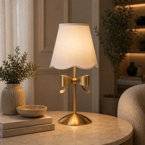 Lámpara de Mesa Metálica con Lazo Dorado Decorativo, Base de Hierro, Pantalla de Tela Premium, Iluminación Ambiental Cálida para Interiores Elegantes - Product Image 1