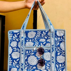Bolso tote acolchado de algodón con estampado floral hecho a mano, con acolchado suave, diseñado para un transporte diario cómodo y una vida sostenible. - Product Image 1