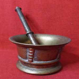 Mortier et pilon en bronze rustique lourd avec bordure extérieure striée, disponible à prix de gros. - Product Image 1