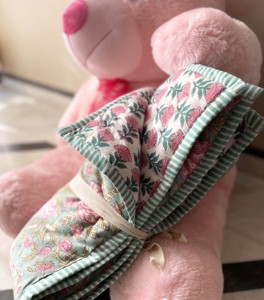 Edredón Reversible Hecho a Mano con Estampado Floral Rosa, Relleno 100% Algodón, para Uso en Todas las Estaciones, Estilo Clásico - Product Image 1