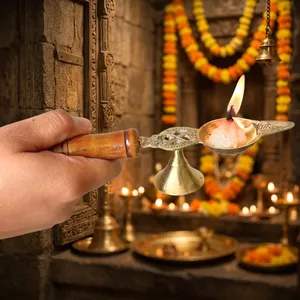 Lampe Diya Aarti en laiton avec poignée en bois, lampe à huile traditionnelle hindoue pour les cérémonies religieuses - Product Image 2