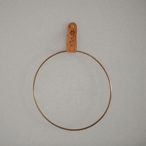Porte-serviettes mural minimaliste en or avec design circulaire pour rangements de salle de bain - Product Image 2