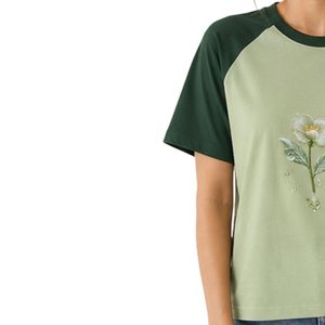 เสื้อยืดแร็กแลนสีเขียวเซจและสีเขียวฟอเรสต์สำหรับผู้หญิง พิมพ์ลายดอกไม้และผีเสื้อ คอกลม แขนสั้น ผ้าฝ้ายลำลอง รับผลิตแบบ OEM ODM ตามสั่ง - Product Image 3