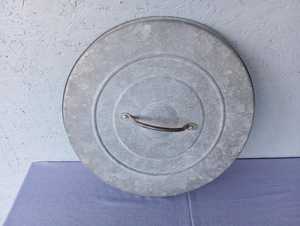 <b>Large</b> galvanized steel waste <b>bin</b> in a rustic, industrial style, with a lid, decorative. - Product Image 5