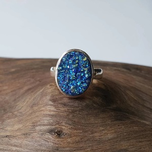 Bague en argent avec druse de titane, bague statement en pierre précieuse naturelle pour femme, bijoux de mode tendance en gros - Product Image 5