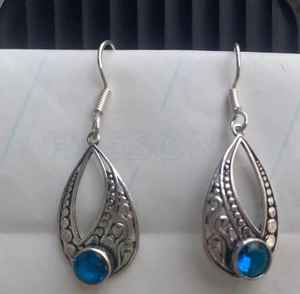 Pendientes de Plata Alemana de Alta Calidad y Precio Atractivo para Mujer, con Gema Color Cielo, Hechos a Mano en India, para tus Ocasiones Especiales - Product Image 1