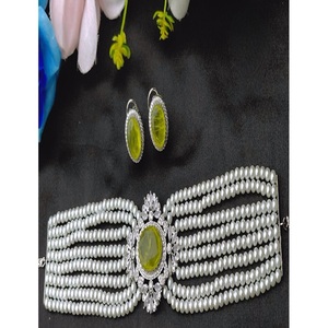Ensemble collier et boucles d'oreilles en laiton plaqué argent de qualité supérieure, perles imitation zircon, collection pour mariage. - Product Image 1