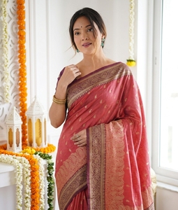 Sari Tradicional de Seda para Mujer, Color Rojo con Borde Dorado, para Bodas, Largo hasta el Suelo, Sin Arrugas, Estilo India/Pakistán, Protección Solar - Product Image 3