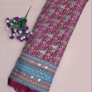 Tissu en crêpe naturel rose Rani à imprimé floral Buta Placement avec bordure ornementale épaisse pour la confection de robes Kurti, vêtements ethniques - Product Image 1