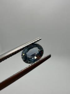Zafiro Natural Violeta-Gris de 1.15ct, Corte Ovalado de 7x5x3mm, Gema Preciosa Suelta con Facetas y Juego de Color Zehra para Joyería - Product Image 5