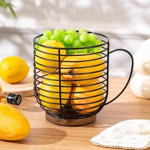 Canasta para Frutas en Forma de Taza de Metal Negro con Base y Asa de Madera Natural, Organizador Decorativo para la Encimera de la Cocina - Product Image 4