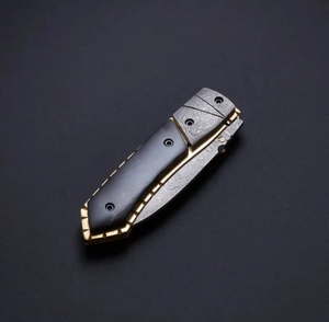 Navaja de bolsillo plegable de acero de Damasco forjada a mano, con bloqueo interno OEM, patrón único personalizado, mango de cuerno negro, grado industrial - Product Image 2