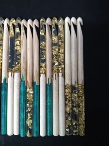 เข็มโครเชต์เรซิ่นสีเดียว/หลายสี ผลิตตามสั่ง เป็นมิตรกับสิ่งแวดล้อม ดีไซน์ตามหลักสรีรศาสตร์ พร้อมโลโก้สั่งทำ FAIZA CRAFT FC-8177 - Product Image 4