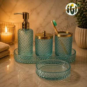 Ensemble de salle de bain en verre élégant et luxueux, quatre pièces, rond, rose avec pompe dorée, distributeur de savon, porte-brosse à dents, pot de rangement, plateau - Product Image 5