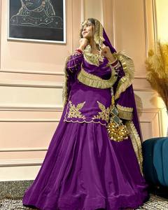 Robe de mariée indienne pakistanaise traditionnelle en soie violette brodée, longueur ras du sol, avec bordure dorée, coupe ample, tenue pour femmes - Product Image 2