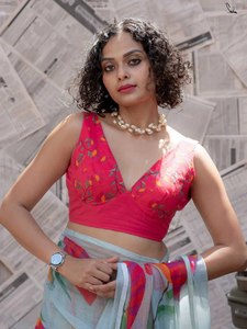 Sari en lin et coton imprimé numériquement, exclusif, avec pompons en coton faits à la main et chemisier non cousu Aarika Textile - Product Image 6