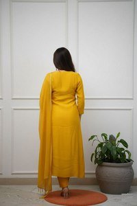 Conjunto de Kurta elegante con diseño de cuello hermoso y borde recto, en tela de seda Chanderi de viscosa pura, especial para Haldi, para mujeres o niñas. - Product Image 3