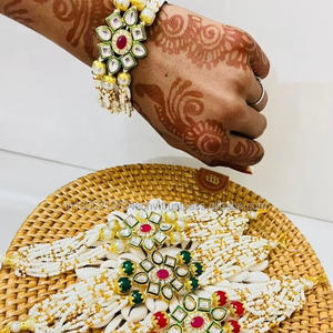 กำไลข้อมือทองเหลืองชุบทองประดับมุกและลูกปัดงานฝีมืออินเดียสำหรับเด็กผู้หญิง - ของชำร่วยงานแต่งงานและของขวัญรากี ของขวัญสำหรับงานเทศกาลและงานปาร์ตี้ - Product Image 1