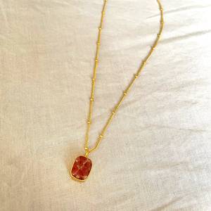 Pendentif carré en rhodochrosite, plaqué or 24 carats, chaîne en argent sterling, pierre rose, bijoux pour femmes, fabrication artisanale, qualité supérieure - Product Image 1