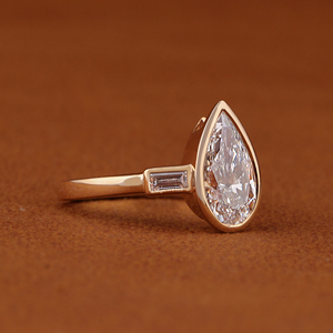 Bague de fiançailles en diamant de laboratoire taille poire 2 carats, sertie clos, trois pierres, or massif 14 carats, diamant CVD, bague de mariage certifiée IGI - Product Image 3