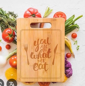 Planche à découper en bambou au design moderne personnalisé, gravée au laser, rectangulaire, pour cuisine, steak, avec poignée - Product Image 1