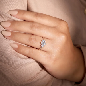 Anillo de tres piedras con diamante cultivado en laboratorio de corte marquesa de alta calidad, certificado VVS2, oro de 14K y 18K, anillo de aniversario o promesa para mujer - Product Image 1