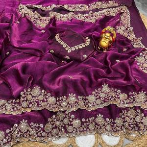 Sari de Soirée en Soie Pure Effet Velours avec Perles Dorées Originales et Broderies Délicates Cutdana - Product Image 2