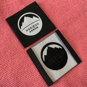 Étiquettes textiles personnalisées lavables, tissées et cousues, avec bords découpés au laser, pour col de vêtement, étiquettes de marque multi-formes pour l'habillement de mode - Product Image 2