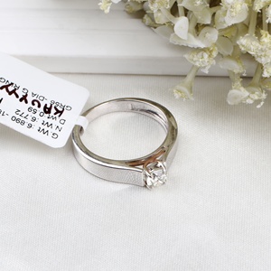 Vente en gros d'anneaux solitaires en or blanc massif 14 carats avec diamant rond naturel de 0,59 carat, bande plate, bijoux fins, Memoria Jewels - Product Image 1