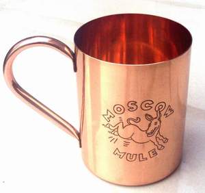 Mug Moscow Mule classique en cuivre martelé avec couvercle pour vin et vodka - Vaisselle élégante - Product Image 3