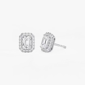 Boucles d'oreilles clous élégantes en or blanc 14 carats avec diamant émeraude de laboratoire à quatre griffes et halo, certifiées IGI, style classique et tendance - Product Image 5