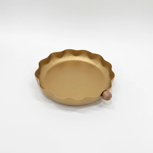 Plateau de service moderne en métal à bords festonnés avec poignée en bois, finition martelée unique, assiette ronde décorative pour la cuisine et la salle à manger - Product Image 2