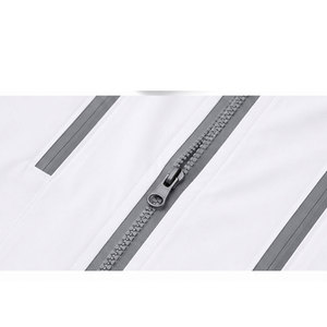 Chaqueta Deportiva Cortavientos de Alta Gama Fabricada con Tela de Poliéster Premium con Superficie Resistente al Agua y Ajuste Cómodo - Product Image 5