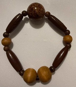 Collier en perles de bois avec perles ovales et rondes brunes, finition brillante, fabriqué à partir de bois naturel - Product Image 4