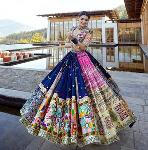 Lehenga Choli de Seda Multicolor de Diseño para Mujer, para Navratri |   Vestido Tradicional para Fiesta Garba con Adornos de Espejos - Product Image 4