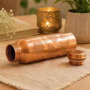 Bouteille d'eau moderne en cuivre SOFIYA CRAFT avec couvercle à vis, motif floral gravé, portable et réutilisable pour les voyages - Product Image 1