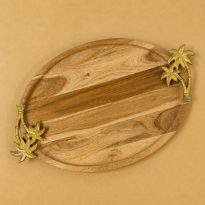 Elegante bandeja ovalada de madera con adornos de palmeras doradas en metal, perfecta para decoración de mesa de inspiración tropical. - Product Image 1