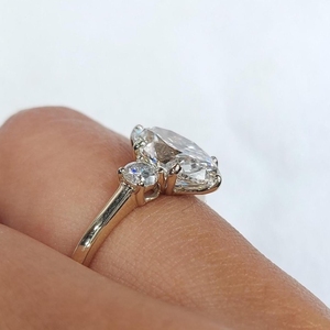 Bague en or blanc 14 carats avec diamant ovale de 3 carats certifié IGI, cultivé en laboratoire, couleur F, pureté VS1, bijoux de luxe pour femme, idéale pour fiançailles et mariage. - Product Image 4
